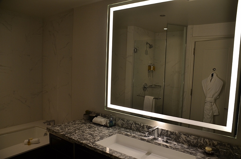 005_USA_Chicago_The Gwen_Hotel.JPG